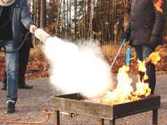 Dinas Damkar Penukal Abab Lematang Ilir Bersihkan Material Longsor di SPBU